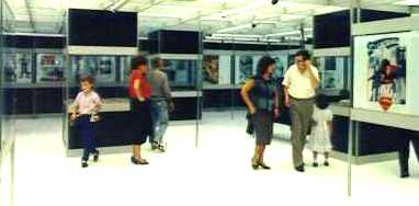 GENTE EN LA EXPOSICION