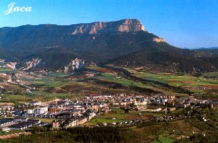 CIUDAD DE JACA DONDE NACI. AL FONDO LA PEÑA OROEL. HACIENDO CLICK EN ESTA IMAGEN PODRÁS VER MÁS FOTOGRAFÍAS DE JACA